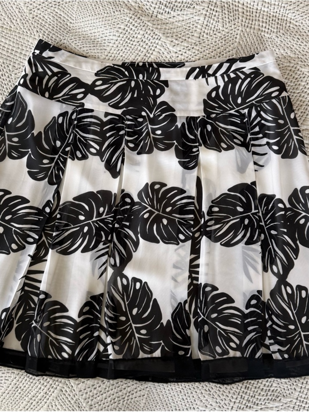 Worthington Black & White Leaf-Print Pleated Skirt